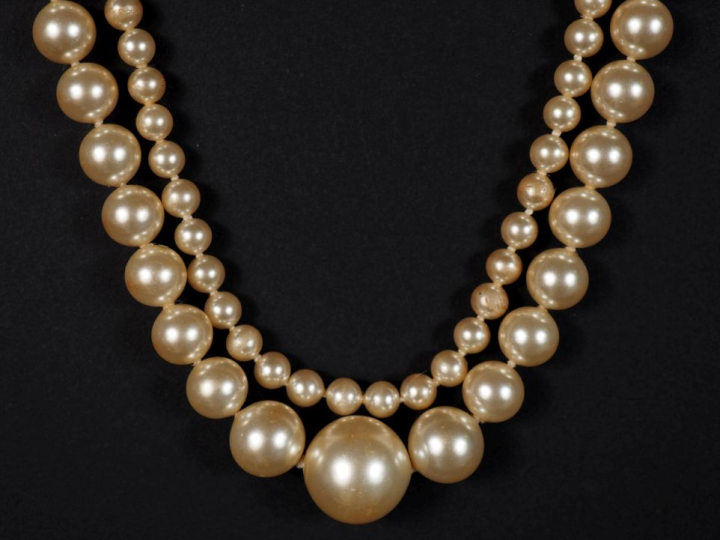 Collier deux rangs de perles fantaisie.  Fermoir en métal doré, serti 