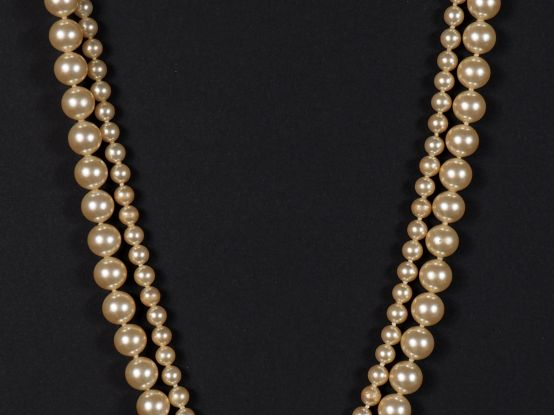 Collier deux rangs de perles fantaisie.  Fermoir en métal doré, serti 