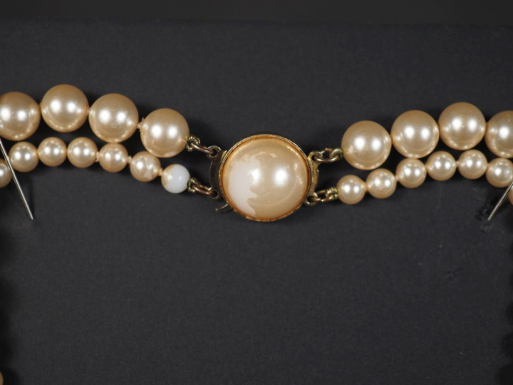 Collier deux rangs de perles fantaisie.  Fermoir en métal doré, serti 