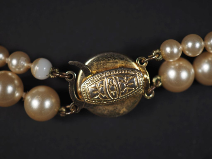 Collier deux rangs de perles fantaisie.  Fermoir en métal doré, serti 
