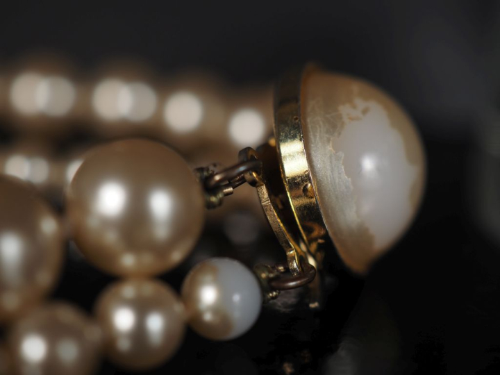 Collier deux rangs de perles fantaisie.  Fermoir en métal doré, serti 