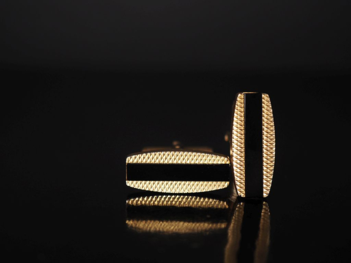 Collier deux rangs de perles fantaisie.  Fermoir en métal doré, serti 