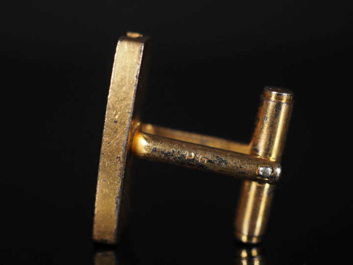 Collier deux rangs de perles fantaisie.  Fermoir en métal doré, serti 