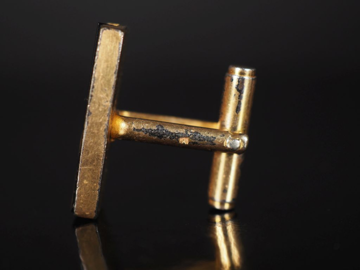 Collier deux rangs de perles fantaisie.  Fermoir en métal doré, serti 