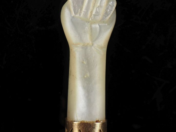 Poing corse probablement en nacre anciennement monté en pendentif.  At