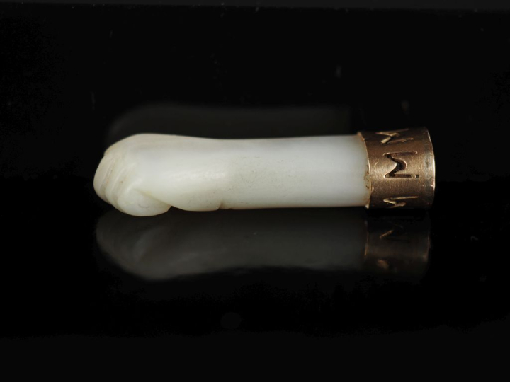 Poing corse probablement en nacre anciennement monté en pendentif.  At