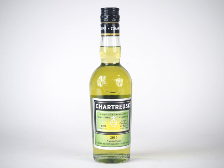 1 BOUTEILLE (35 CL) CHARTREUSE JAUNE ÉPISCOPALE "FOUS DE CHARTREUSE" -