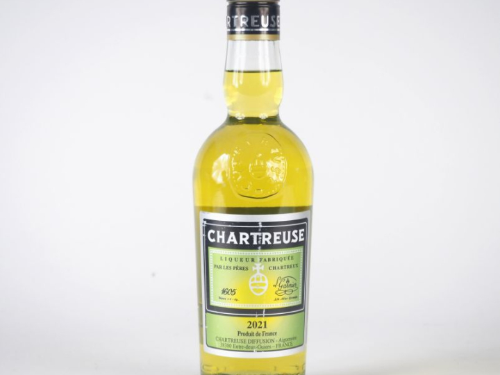 1 BOUTEILLE (35 CL) CHARTREUSE JAUNE ÉPISCOPALE "FOUS DE CHARTREUSE" -