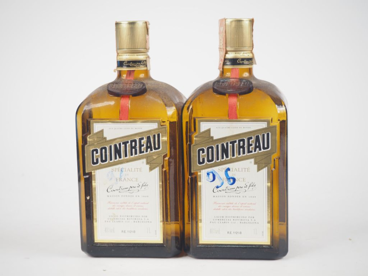 2 BOUTEILLES (1 L) COINTREAU - ÉCRITURES MANUSCRITES SUR L'ETIQUETTE 