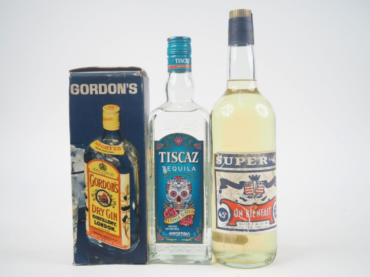 3 BOUTEILLES : 1 GIN GORDON'S COFFRET - 1 TEQULA TISCAZ - 1 SUPER 45