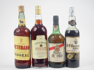 Vente aux enchères 4 BOUTEILLES : 1 OSBORNE BRANDY VETERANO / 1 MOSCATEL DORADO LOPEZ JIM