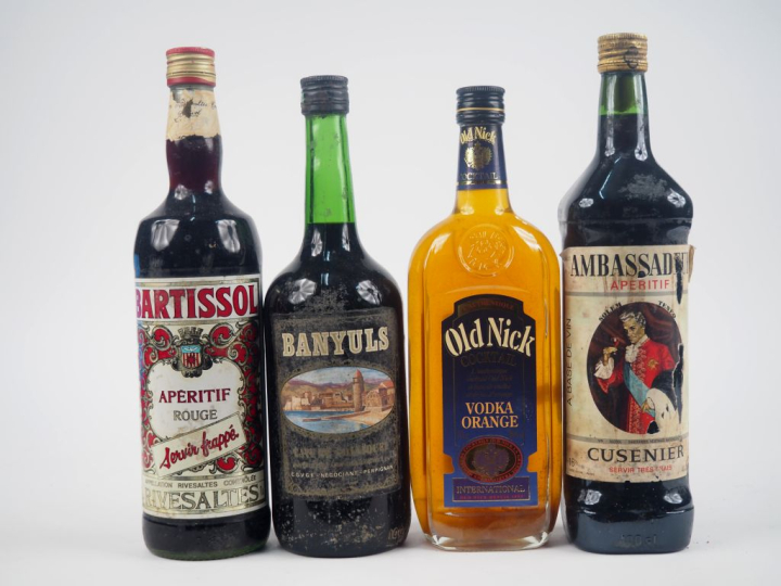 4 BOUTEILLES : 1 BARTISSOL / 1 BANYULS / 1 VODKA ORANGE/ 1 CUSENIER AM