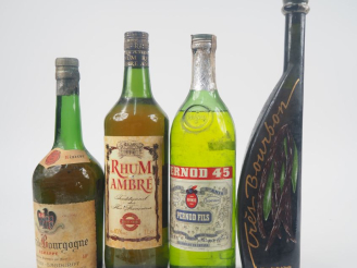 Vente aux enchères 4 BOUTEILLES : 1 MARC DE BOURGOGNE 'VIEILLE RÉSERVE" CAPITAIN GAGNEROT