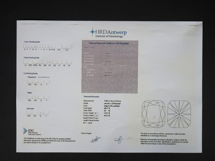 Bague de forme solitaire en or jaune 750, sertie en son centre d'un di