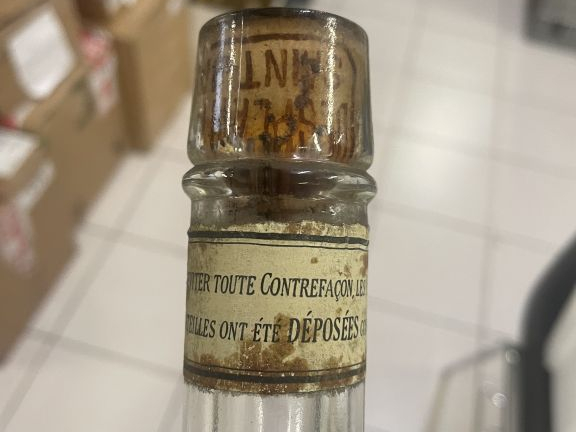 1 VIEILLE BOUTEILLE RHUM SAINT JAMES - 47 % - ES/NIVEAU LÉGÈREMENT BAS