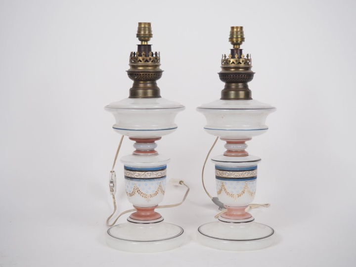 Paire de lampes à pétrole 1900 en verre opalin blanc à décor polychrom