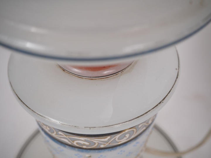 Paire de lampes à pétrole 1900 en verre opalin blanc à décor polychrom