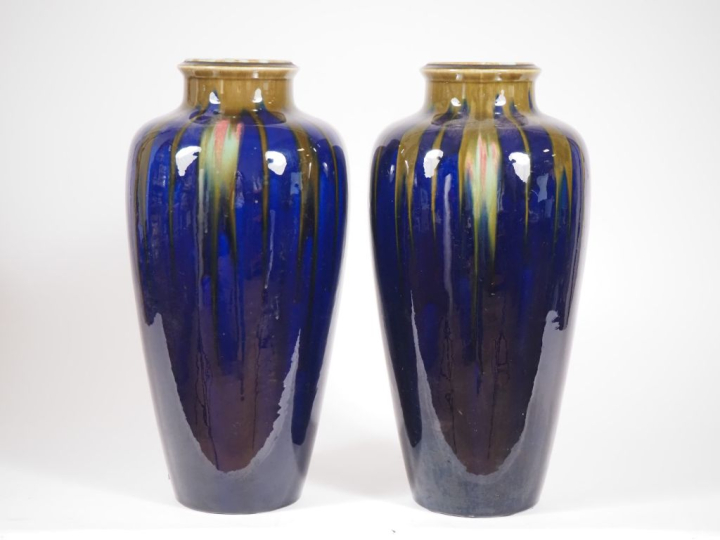 ORCHIES.  Paire de grands vases ovoides en céramique à décor flammé bl