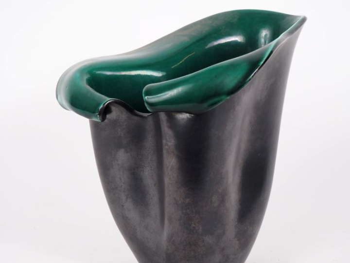 EL CHINGER.  Vase "arum" en céramique noire et verte Signé H. 22,5 cm