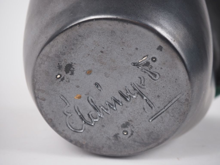 EL CHINGER.  Vase "arum" en céramique noire et verte Signé H. 22,5 cm