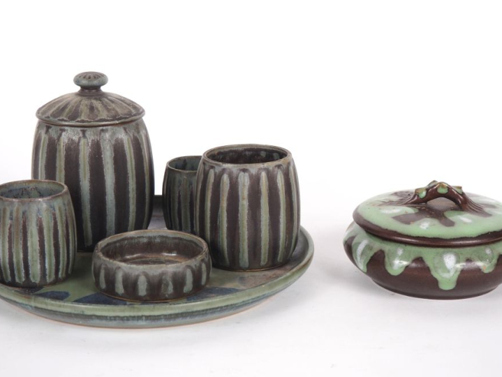 Plateau et 5 récipients en grès vert et brun , une bonbonnière en grès