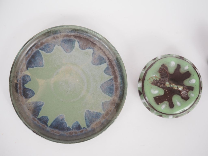 Plateau et 5 récipients en grès vert et brun , une bonbonnière en grès