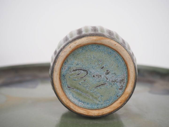 Plateau et 5 récipients en grès vert et brun , une bonbonnière en grès