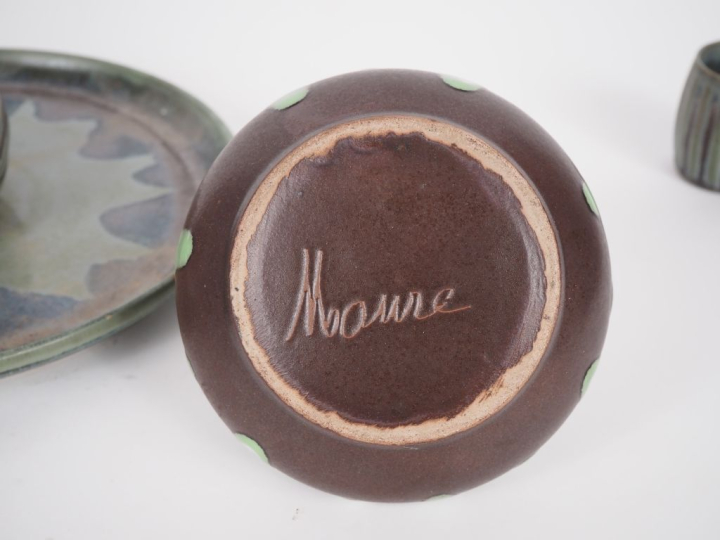 Plateau et 5 récipients en grès vert et brun , une bonbonnière en grès