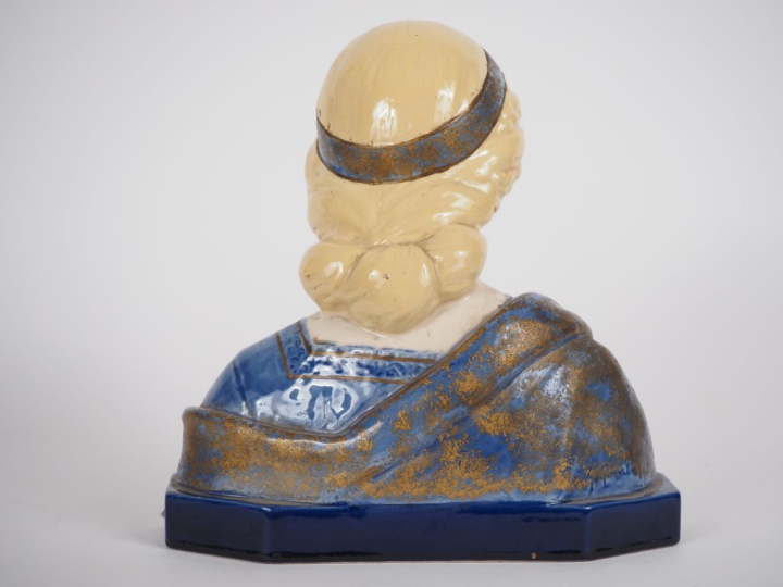Sculpture 1900 en céramique polychrome "portrait de jeune fille en bus