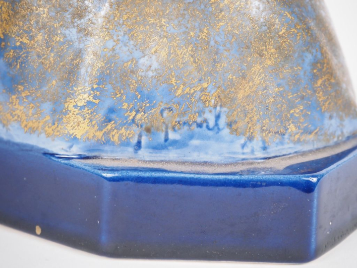 Sculpture 1900 en céramique polychrome "portrait de jeune fille en bus