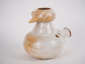 Vente aux enchères Jacques POUCHAIN. Vase zoomorphe en grès ocre et blanc Signé,  Atelier