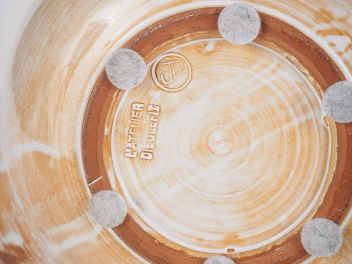 Jacques POUCHAIN. Vase zoomorphe en grès ocre et blanc Signé,  Atelier