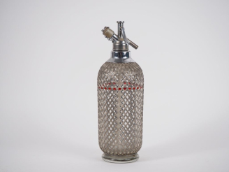 Vente aux enchères Sparklets London. Syphon en verre et métal tressé, signé.