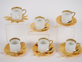 Vente aux enchères Edouard RAMBAUD.  6  tasses et sous tasses et cuillères en porcelaine 