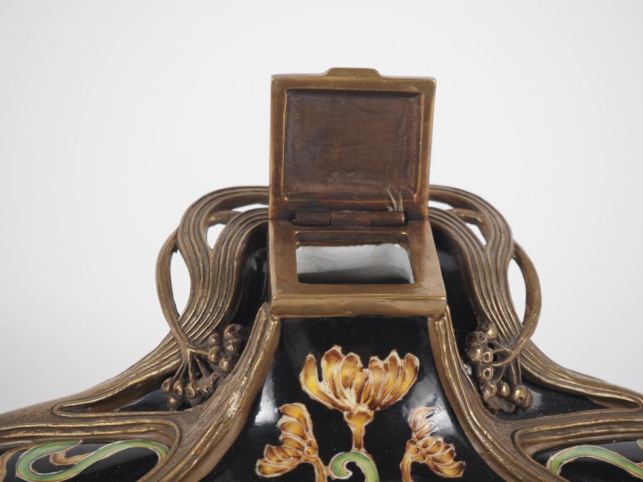 Encrier de style Art Nouveau en céramique émaillée à décor de fleurs p