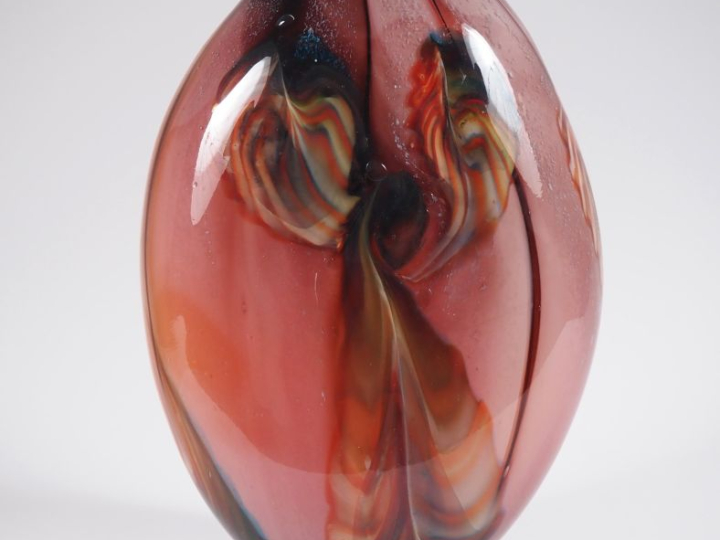 Grand vase ovoide contemporain en verre multi couches.  H. 38 cm Coupe