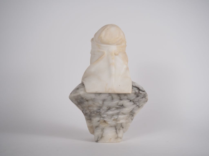 Ecole française XXème. "belle orientale" Sculpture en albâtre  H. 36 c