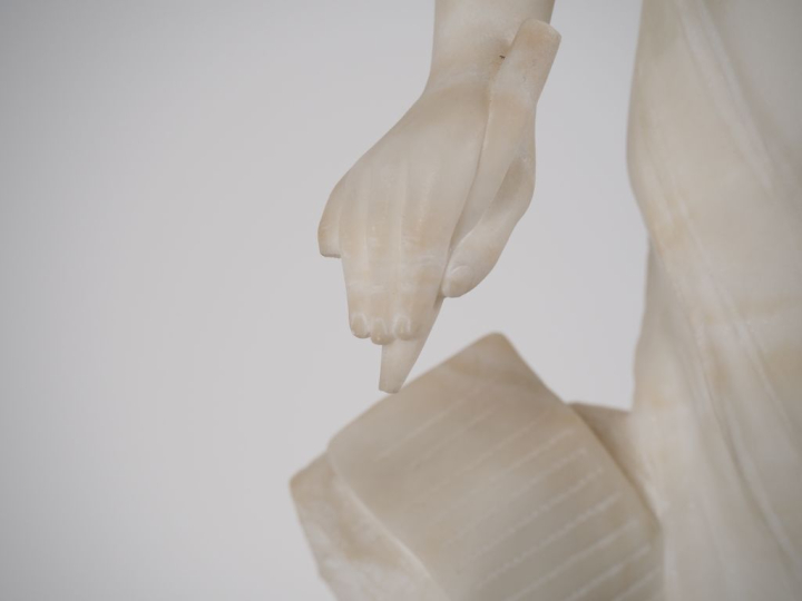 E. .BATTIGLIA.  "Sapho" Sculpture en albâtre Signée et située à Floren