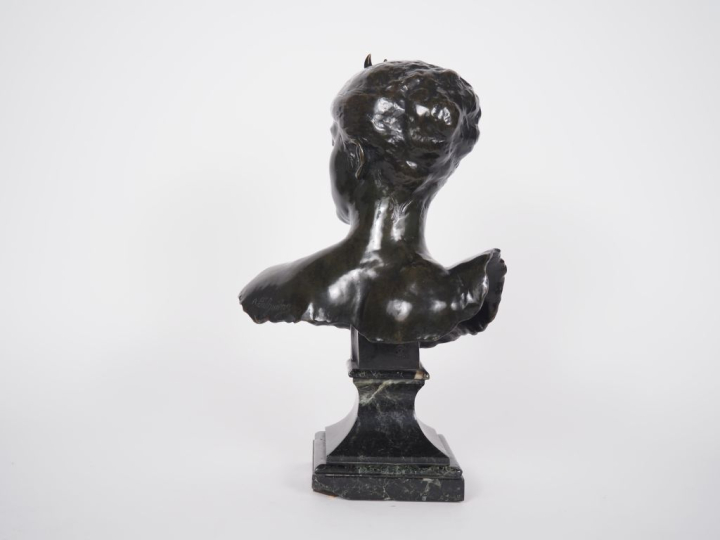 FALGUIERES.  "Diane chasseresse" Sculpture en bronze, à patine brune s