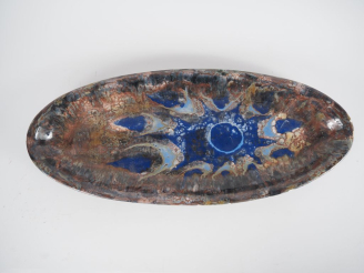 Vente aux enchères J. G. PICARD.  Plat ovale en céramique flammée polychrome.  (égrenures