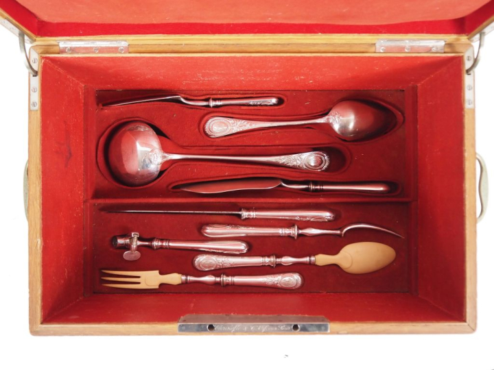 CHRISTOFLE.  Grande ménagère en métal argenté de style Louis XVI à déc