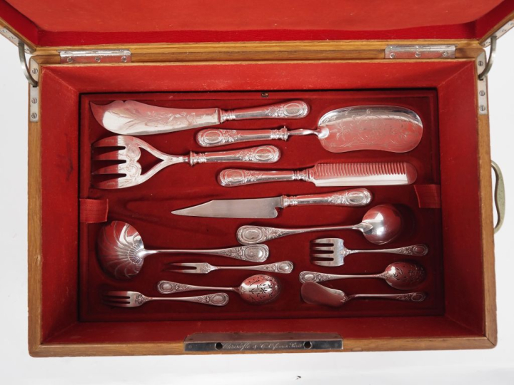 CHRISTOFLE.  Grande ménagère en métal argenté de style Louis XVI à déc