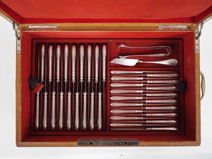 CHRISTOFLE.  Grande ménagère en métal argenté de style Louis XVI à déc