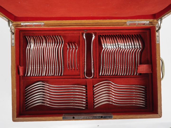 CHRISTOFLE.  Grande ménagère en métal argenté de style Louis XVI à déc