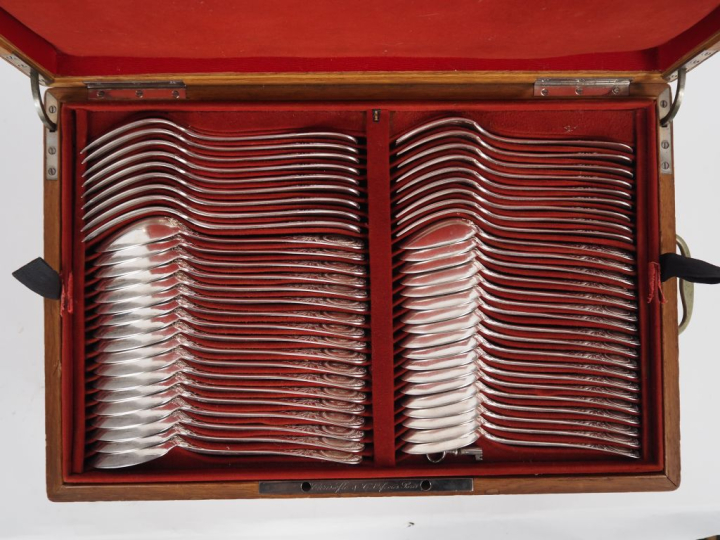 CHRISTOFLE.  Grande ménagère en métal argenté de style Louis XVI à déc