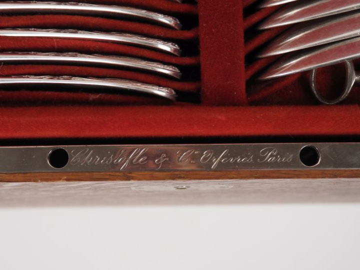 CHRISTOFLE.  Grande ménagère en métal argenté de style Louis XVI à déc