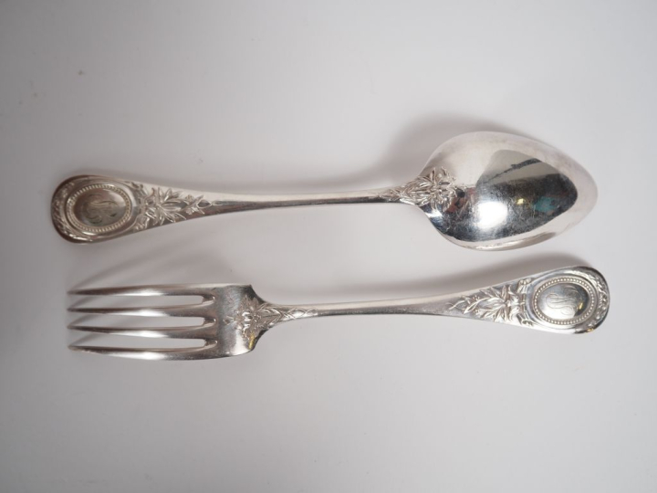 CHRISTOFLE.  Grande ménagère en métal argenté de style Louis XVI à déc