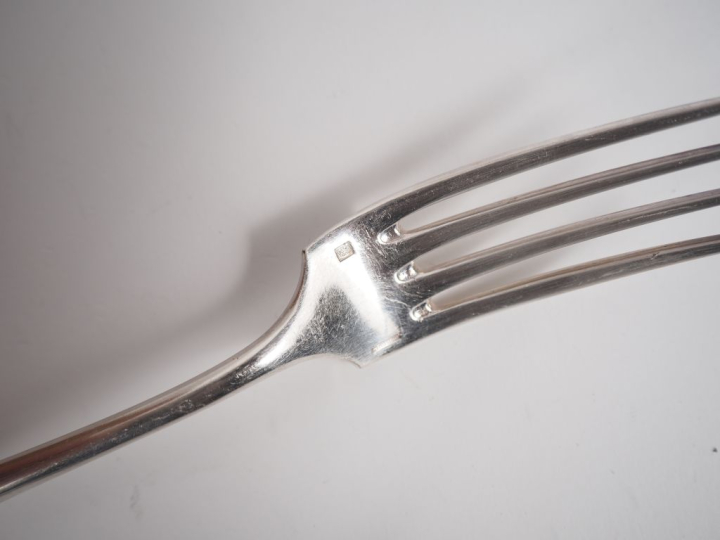 CHRISTOFLE.  Grande ménagère en métal argenté de style Louis XVI à déc