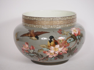 Vente aux enchères Cache pot Napoléon III en faience fine à décor polychrome de mésanges,