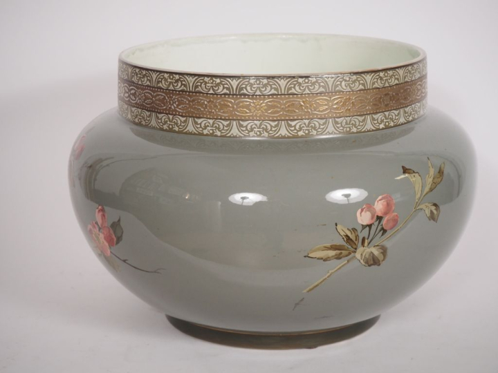 Cache pot Napoléon III en faience fine à décor polychrome de mésanges,